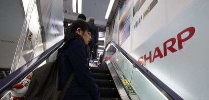 Una mujer observa un anuncio de Sharp en una tienda en Tokio (Jap&oacute;n) hoy.