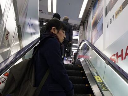 Una mujer observa un anuncio de Sharp en una tienda en Tokio (Jap&oacute;n) hoy.