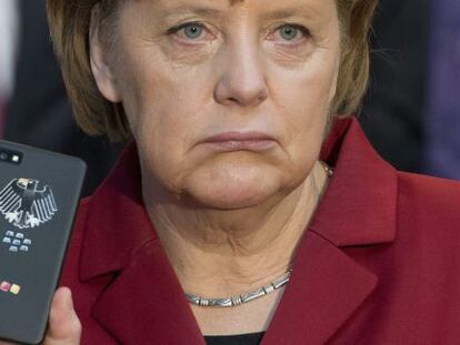 Angela Merkel con un tel&eacute;fono m&oacute;vil. 