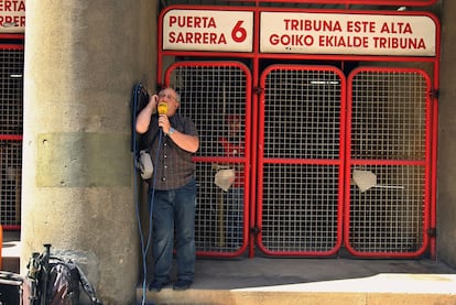 Un periodista de la SER en la puerta del estadio de San Mamés, al que no pudo acceder.