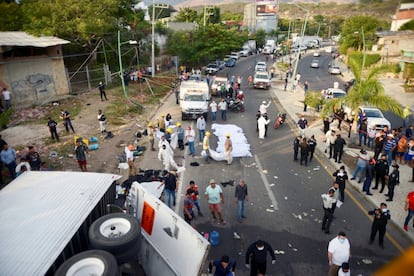 El tráiler ha quedado volcado en la carretera, en el tramo cercano a la ciudad de Chiapa de Corzo, a unos 10 kilómetros de Tuxtla. Según Protección Civil, el conductor perdió el control por exceso de velocidad.