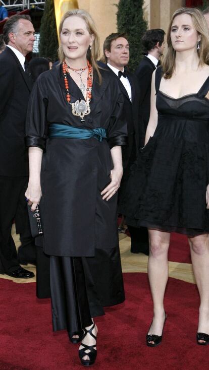 La legendaria Meryl Streep no acertó con la elección del vestido negro de Prada que escogió en 2007. El gesto tenía su ironía ya que estaba nominada por su papel en 'El diablo se viste de Prada'.