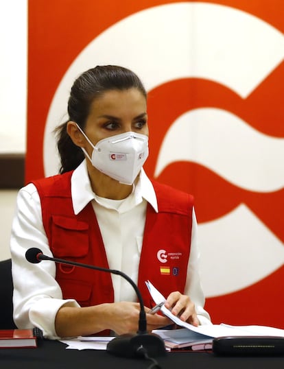 En su primer día de viaje oficial a Honduras, la reina Letizia se reunió con responsables de cooperación española y varias ONG. La reina transmitió el apoyo de España a las autoridades tras los graves daños causados por los huracanes Iota y Eta.