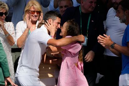 Cuando ganó el torneo, el tenista serbio no dudó en saltar a las gradas para celebrarlo junto a su mujer, recibiendo el aplauso del público. Pero no todo fueron sonrisas. Al terminar el torneo, Jelena, directora también de la Novak Foundation, se enzarzó en una agria discusión por Twitter con el periodista Ben Rothenberg a cuenta de la vacunación de su marido.  A menos que haya un cambio en la ley de inmigración de los Estados Unidos, Djokovic no podrá jugar el US Open al no estar vacunado contra la COVID-19. Wimbledon sería el último Grand Slam en el que participa este año.
