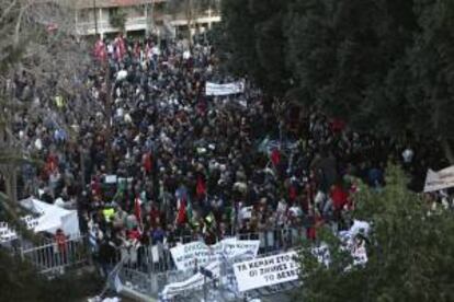 Decenas de funcionarios de empresas estatales chipriotas protestan contra la privatización de los entes públicos, en Nicosia (Chipre), hoy, jueves 27 de febrero de 2014. La privatización de estos organismos estatales representa una de las condiciones que figura en el acuerdo que el Gobierno de Chipre firmó el pasado año con la troika internacional de acreedores (Banco Central Europeo, Comisión Europea y Fondo Monetario Internacional) a cambio de una ayuda financiera de 10.000 millones de euros.