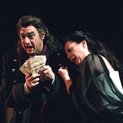 Plácido Domingo y Elena Obraztsova, en un ensayo de <b><i>La dama de picas.