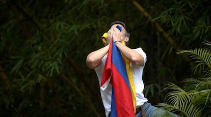 Leopoldo López saúda seus partidários após liberação em Caracas.