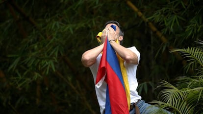 Leopoldo López saúda seus partidários após liberação em Caracas.