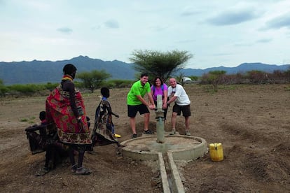 Los tres voluntarios de Merck, junto al pozo de Kenia.