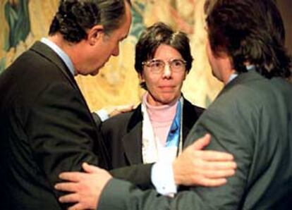 Inés Argüelles, entre Luis Alberto de Cuenca (izquierda) y Eduardo Casanueva en su presentación como gerente del Teatro Real.