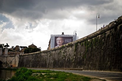 Arriba, a la izquierda, el Lungotevere, el bulevar que discurre junto al río Tíber.