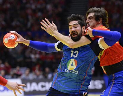 Nikola Karabatic tratando de lanzar ante la presión de Viran Morros en el partido de semifinales entre España y Francia.