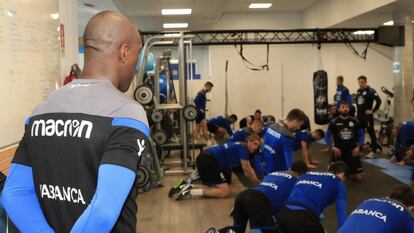 Seedorf supervisa una sesión de trabajo de sus futbolistas en el gimnasio.