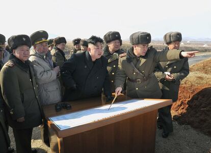 El líder norcoreano Kim Jong-un presencia un ejercicio militar el 23 de febrero de 2013.