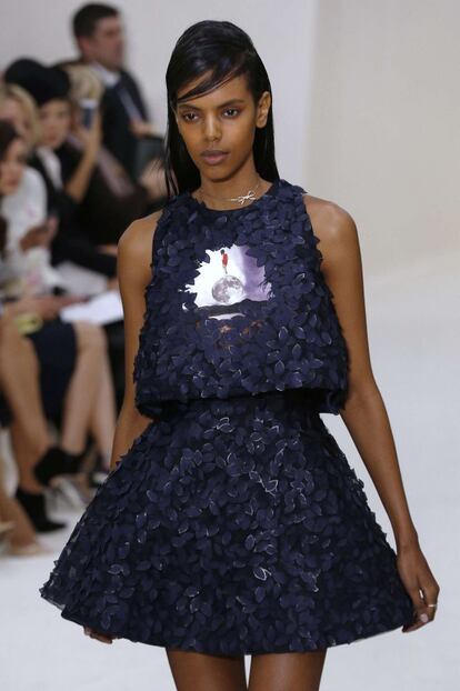 En la semana de la moda masculina que ayer terminó, Raf Simons presentó una colección completa realizada junto al artista Sterling Ruby. El belga compagina su propia firma para hombre con el cargo de director creativo de mujer en Dior. En ambos roles, los guiños al arte son constantes.