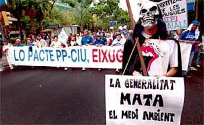 Un manifestante ecologista encabeza la marcha contra la política ambiental de la Generalitat, en Barcelona