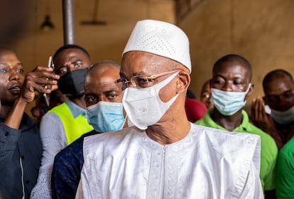 El líder opositor Cellou Dalein Diallo instantes antes de votar en su colegio electoral de Conakry el pasado domingo 18 de octubre.