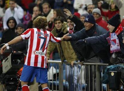 Forlán celebra con el público uno de sus dos goles.