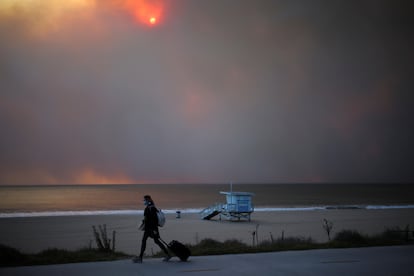 El incendio 'Palisades' ha dejado una enorme nube de humo visible desde prácticamente todo Los Ángeles. 