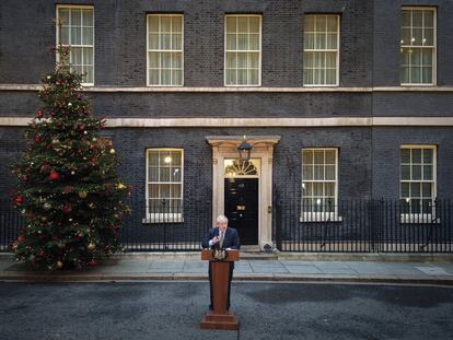 Al lado de la emblemática puerta del 10 de Downing Street, Boris Johnson colocó otro inmenso árbol. El de este año ha crecido en el parque nacional de Dartmoor, al suroeste del Reino Unido.