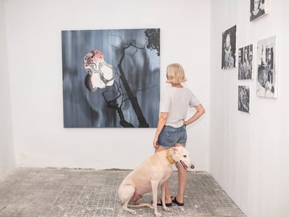 El estand de Espacio Líquido + La Gran en Garaje Abierto, con obra de María Acuyo y de Josep Tornero.