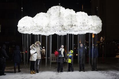 'Cloud', original instalación lumínica de Caitlind r.c. Brown y Wayne Garrett, en el Festival de la Luz de Helsinki (www.luxhelsinki.fi)