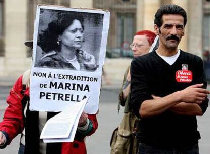 Protesta en París contra la extradición de Petrella, en junio. A la derecha, su marido, Ahmed Merakchi.