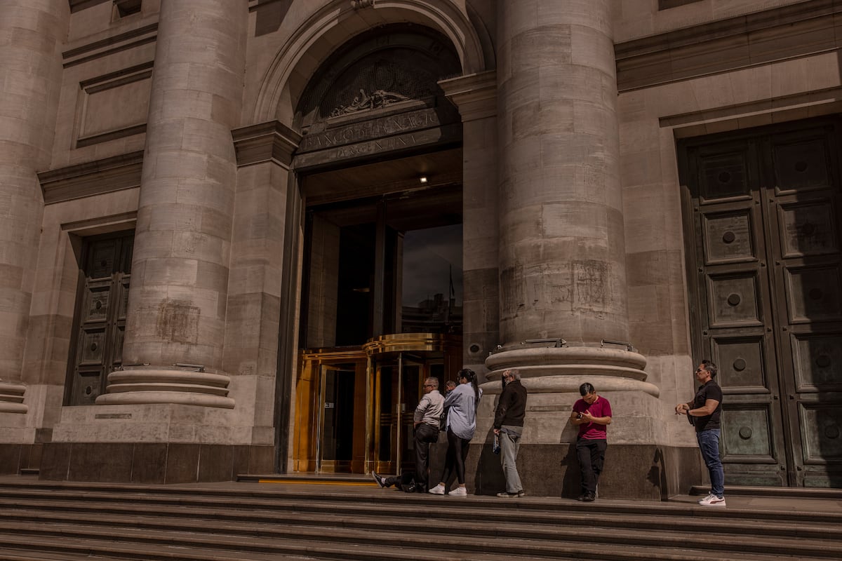 El Gobierno de Milei cambia la estrategia cambiaria para acumular reservas