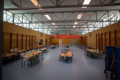 Pabellón habilitado como comedor en el colegio Antonio de Nebrija en Jerez de la Frontera.