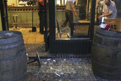 Bar cercano a la estaciones de autobuses de San Sebastián después del enfrentamiento entre radicales de la Real Sociedad y del Real Madrid.