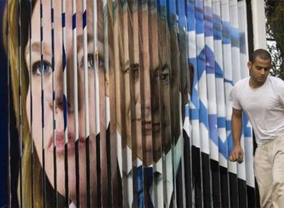 Cartel publicitario con los rostros de Tzipi Livni, líder de Kadima, y Benjamín Netanyahu, del Likud, en Tel Aviv.