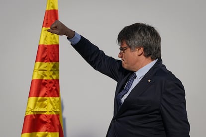 Puigdemont se dirige a su militancia en el Arc de Triomf tras su anunciada reaparición en Barcelona.