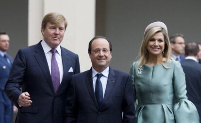 El presidente franc&eacute;s posa con los reyes holandeses, Guillermo Alejandro y M&aacute;xima, el 20 de enero de 2014 en La Haya.