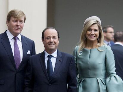 El presidente francés posa con los reyes holandeses, Guillermo Alejandro y Máxima, el 20 de enero de 2014 en La Haya.