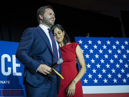 J.D. Vance celebra con su esposa, Usha Vance, el triunfo en las primarias republicanas de Ohio para el Senado.