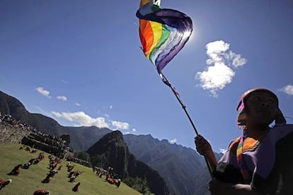 La bandera inca ondea contra el cielo azul el día de la ceremonia de celebración del centenario del descubrimiento al mundo de Machu Picchu. El Tahuantinsuyo, o territorio inca, con sus dos millones de kilómetros cuadrados, fue el dominio más extenso de la América precolombina