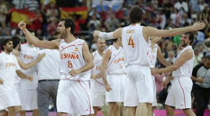 El equipo celebra su triunfo ante los rusos.