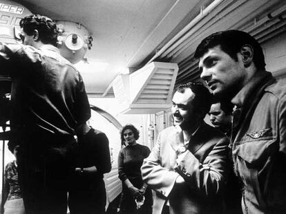 Kubrick (en el centro) y el actor Gary Lockwood (derecha), durante el rodaje de <i>2001: una odisea del espacio.</i>