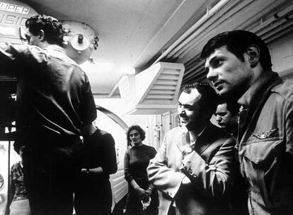 Kubrick (en el centro) y el actor Gary Lockwood (derecha), durante el rodaje de <i>2001: una odisea del espacio.</i>