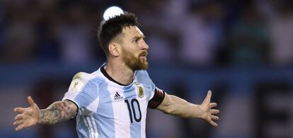 Messi celebra su gol de penalti a Chile.