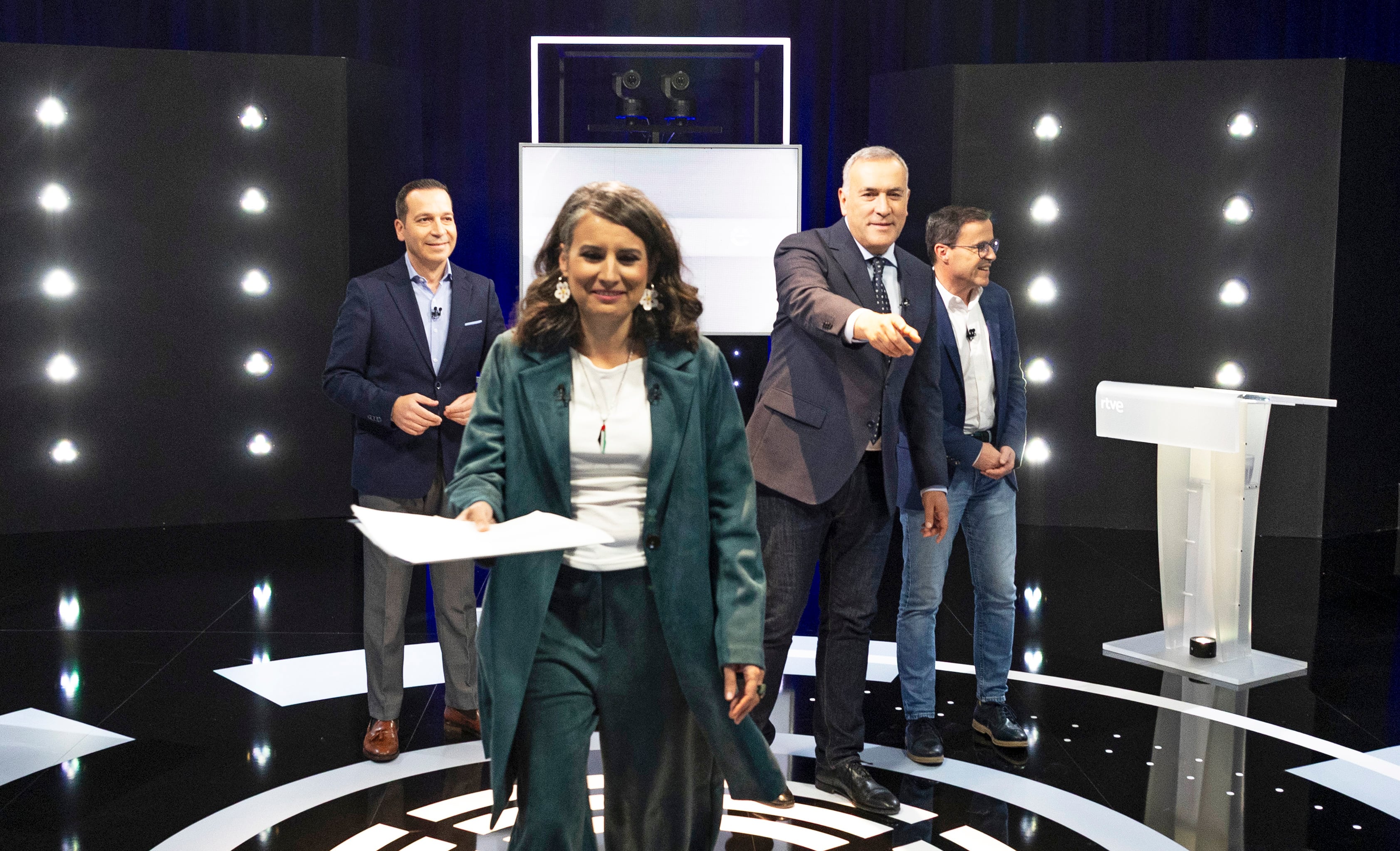 Los candidatos a la Asamblea de Extremadura en las elecciones del 21 de diciembre, Miguel Ángel Gallardo (PSOE), Irene de Miguel (Unidas por Extremadura) y Óscar Fernández (VOX), junto al moderador, Xabier Fortés, antes del inicio del debate en RTVE.