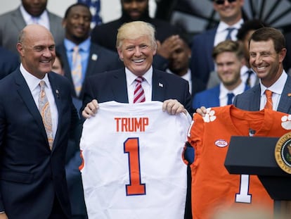 Donald Trump, na segunda-feira, dia 12 de junho, com uma camiseta da Universidade de Clemson, em Washington.