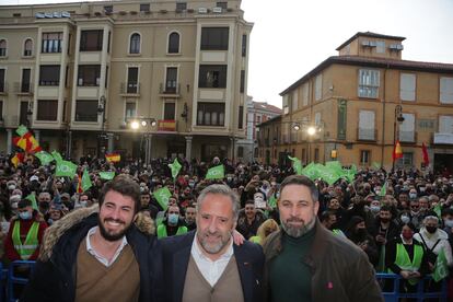 Carlos Pollán (presidente de las Cortes de Castilla y León), entre Juan García-Gallardo y Santiago Abascal, en un mitin de Vox el pasado febrero en León.