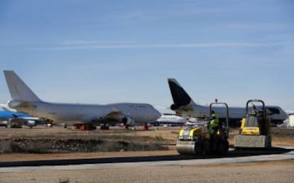 Obras para extender la pavimentación.