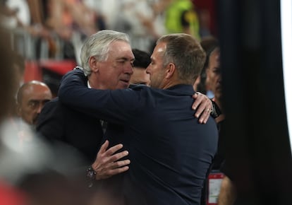 Ancelotti y Flick se abrazan antes de la final.