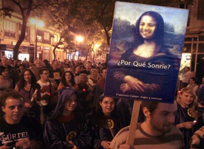 Uno de los manifestantes, en la imagen, llevaba una pancarta  con una <b><i>Mona Lisa </b></i>trucada con la imagen de Francisco Camps, ayer en Valencia.