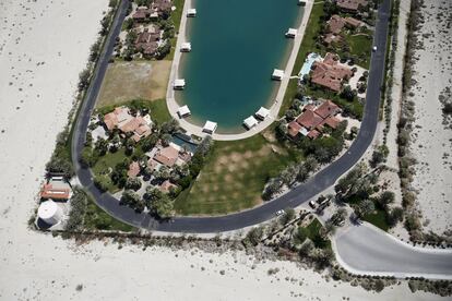 Não está claro quais são as ferramentas da autoridade estatal para impor estas restrições. Não há suficientes recursos como para vigiar quando se riega a cada grama. Na imagem, zona residência junto a um lago artificial em Índio, Califórnia, o 13 de abril de 2015.