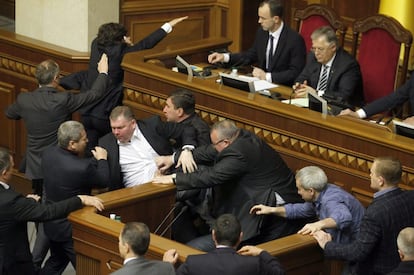 Diputados del gobierno y de la oposición se enzarzan en una pelea durante una sesión del Parlamento "Verkhovna Rada" ucranio (Consejo Supremo Ucraniano), en Kiev, Ucrania.