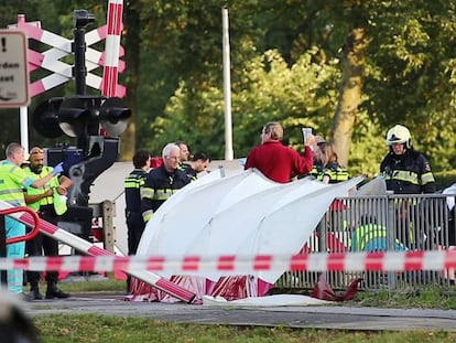 Los servicios de emergencia holandeses, tras el accidente en un paso a nivel en el que han muerto cuatro menores el 20 de septiembre de 2018. 