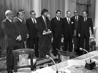 Fotografía tomada durante la firma de los Pactos de la Moncloa en 1977, en la que aparecen los representantes de los grupos parlamentarios. De izquierda a derecha, Enrique Tierno Galván (PSP), Santiago Carrillo (PCE), José María Triginer (Federación catalana PSOE), Joan Raventos (PSC), Felipe González (PSOE), Juan Ajuriaguerra (PNV), Adolfo Suárez (UCD), Manuel Fraga Iribarne (AP), Leopoldo Calvo Sotelo (UCD) y Miquel Roca (Minoría Catalana).